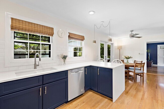 Building Photo - Fully Furnished Home, Short Term Leases Op...