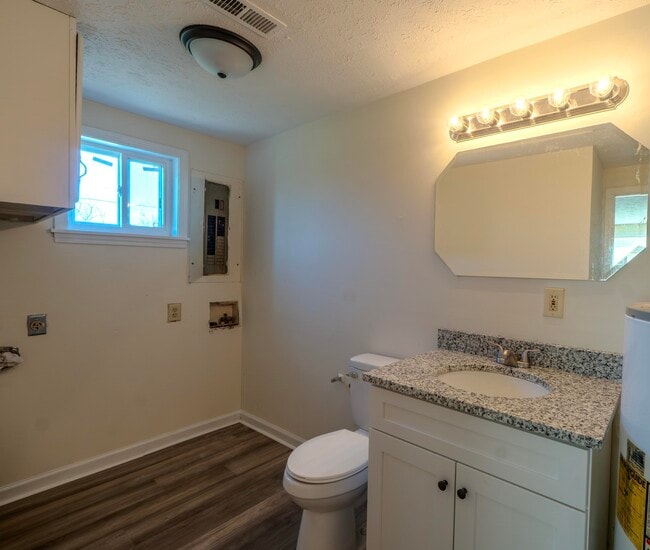 Building Photo - 922 Southern Hills Dr