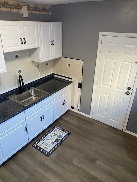 Building Photo - 421 Halsted St