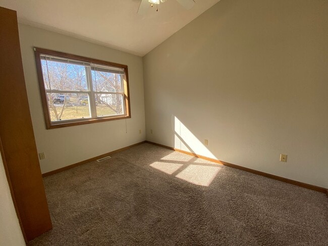 Building Photo - Large 4 Bed /  2 Bath Home