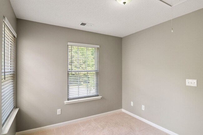 Building Photo - Great 3 Bedroom Home with Large Yard and 1 Car Garage! Raleigh-Available July 15th!