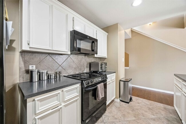 Building Photo - 7014 Woodridge Row Dr