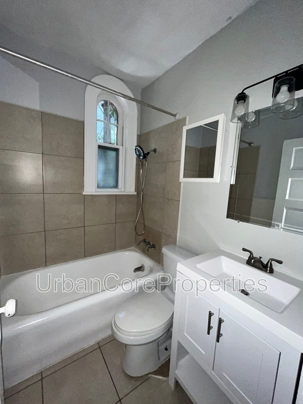 Building Photo - 352 13th Ave NE