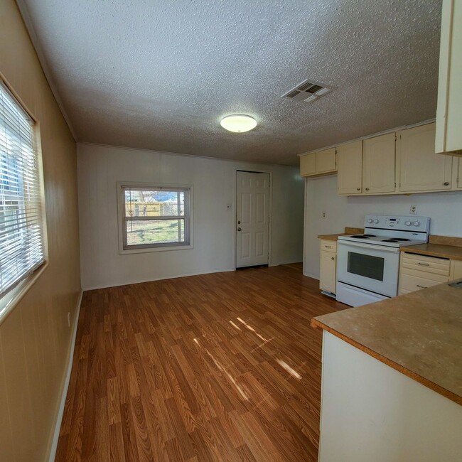 Building Photo - 3 Bedroom home in Shawnee