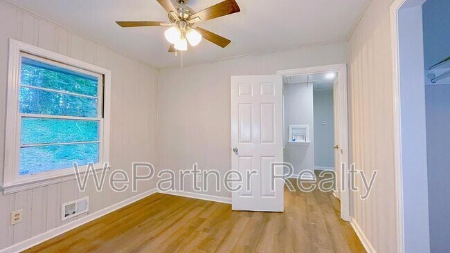 Building Photo - 2744 Fairlane Dr SE