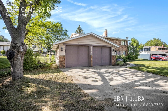 Building Photo - 3907 Camelot Dr SE