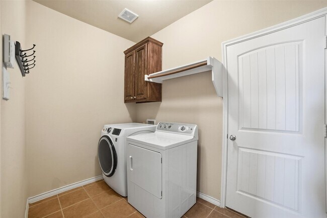 Building Photo - 1205 Dripping Springs Ln