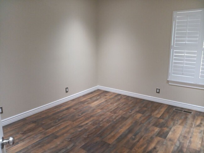 Building Photo - 3 Bedroom, 2 Bathroom Home! Schedule a Showing Soon!