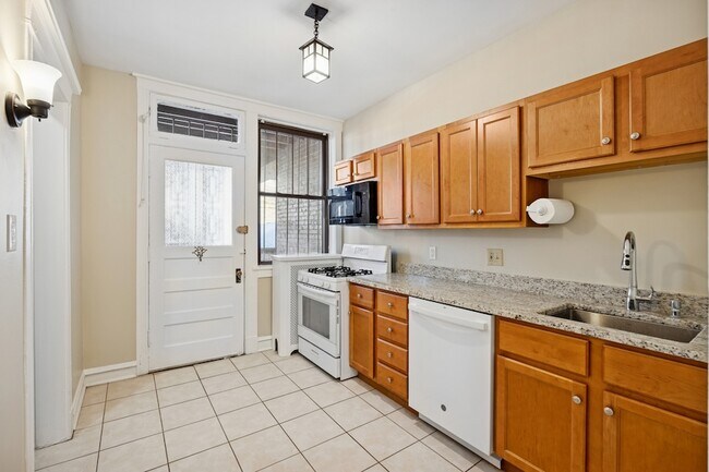 Building Photo - 5904 W Midway Park