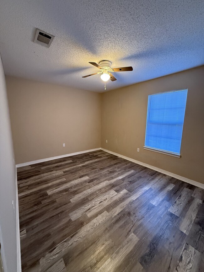 Building Photo - 192 Mary Ln