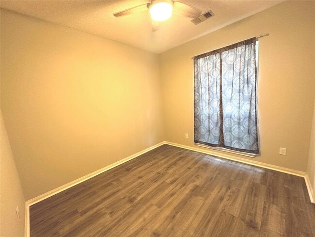 Building Photo - 806 Legend Spring Dr
