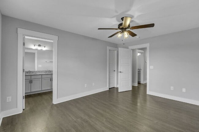 Building Photo - Charming 3-Bed, 2.5-Bath Townhouse Gem in ...