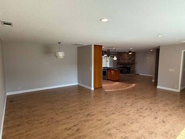 Building Photo - Massive 4-Bedroom home in Quiet Green Vall...
