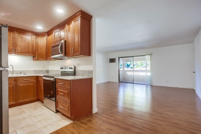 Building Photo - Cute Oceanside condo with garage parking!