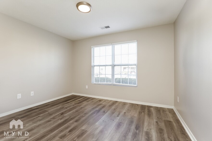 Building Photo - 2827 Creekbend Dr