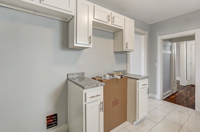 Building Photo - 2 Bed in Dayton- MOVE IN SPECIAL! Second Month Free if Moved in by April 15th!