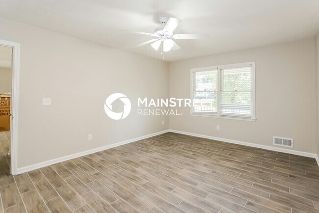 Building Photo - 3 Bedroom Pet-Friendly Home in Douglasville, GA with Main Street Renewal