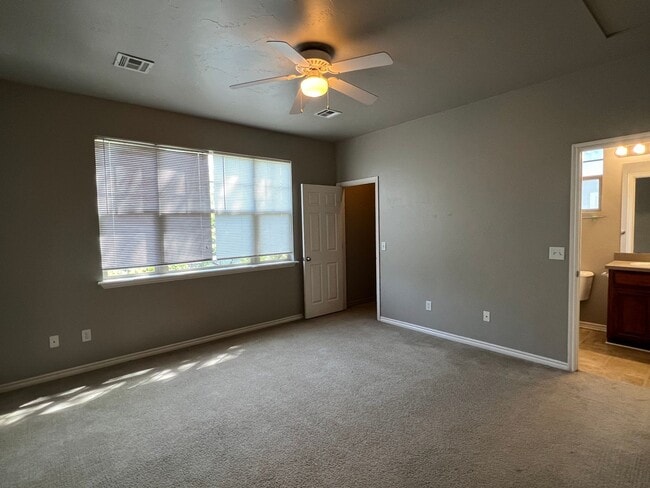 Building Photo - (3) Bed/(2.5) Bath Townhouse in Core Norma...