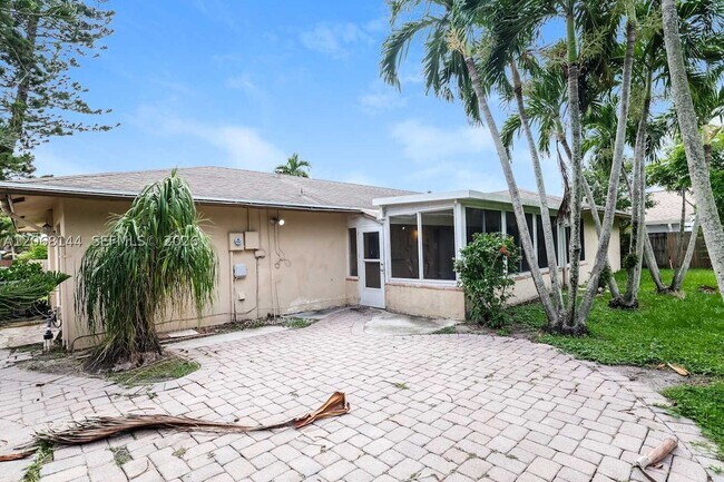 Building Photo - 1581 Wyndcliff Dr
