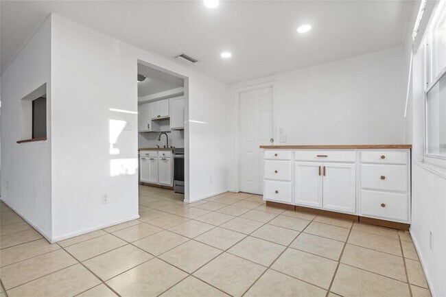 Building Photo - 3327 Garfield Dr