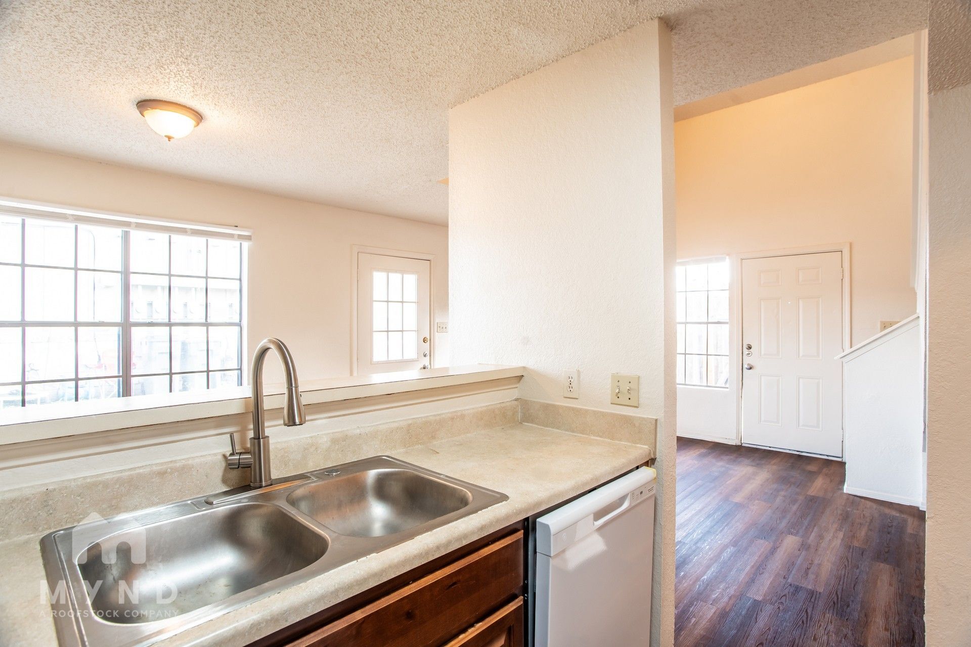 Building Photo - 2214 Creekside Ln