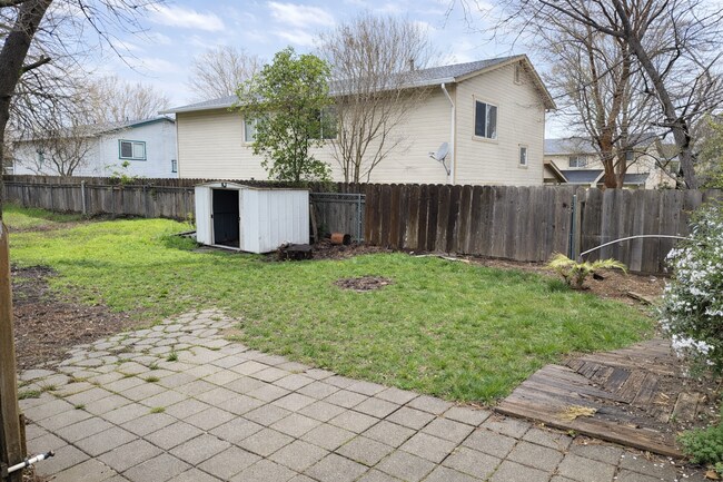 Building Photo - Huge Three Bedroom Townhouse with Garage and Backyard!