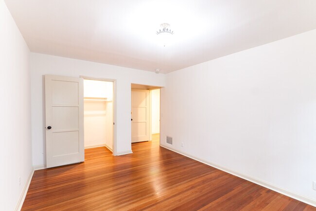 Building Photo - 1064 S Genesee-