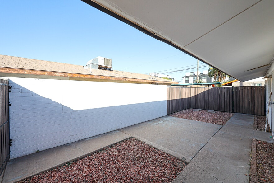 decent yard with lots of room to entertain - 3022 N 37th St