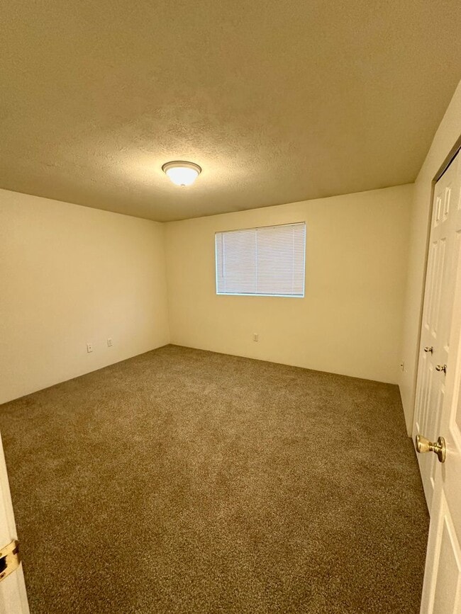 Building Photo - *** $800 OFF 1st Month *** Charming Duplex in Redmond, OR! 611 NE Larch!
