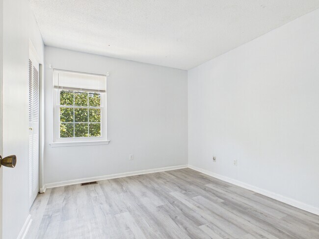 Building Photo - 8811 Hunter Ridge Dr