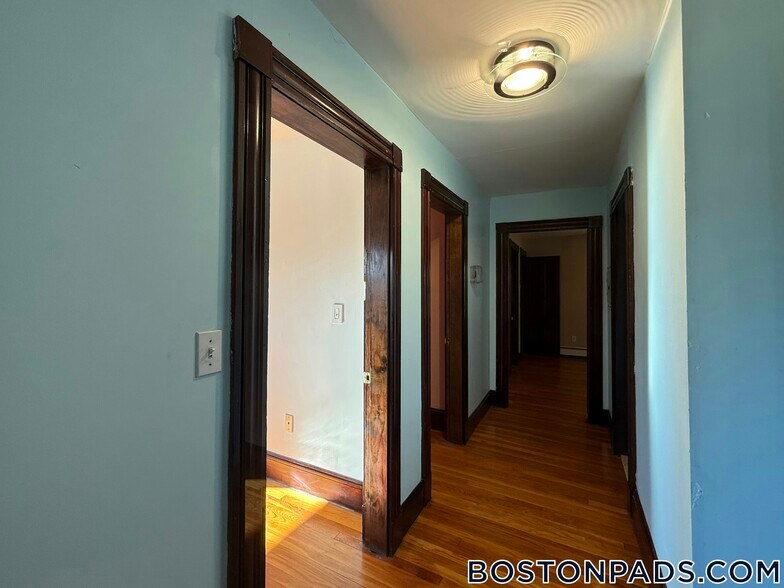 Building Photo - 547 Talbot Ave