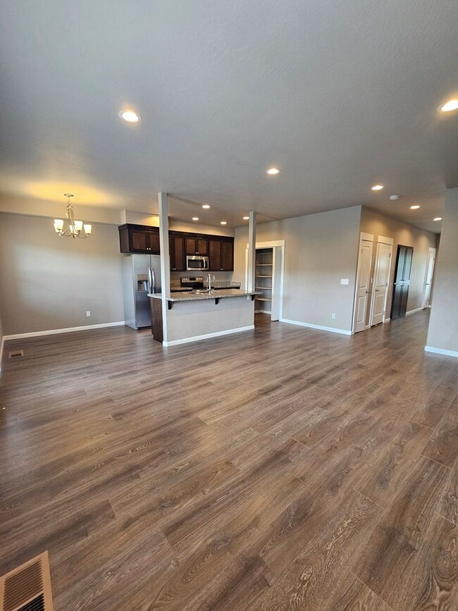 Building Photo - Beautiful Townhome in East Medford