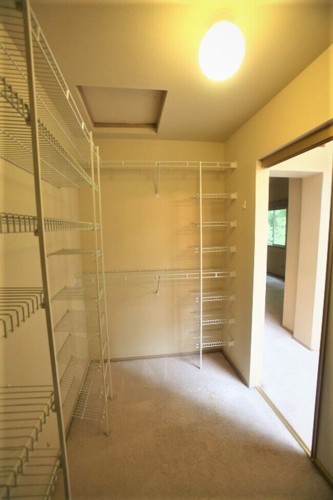 Building Photo - Beautiful 2 Story 3 Bed 2.5 Bath in Sammamish
