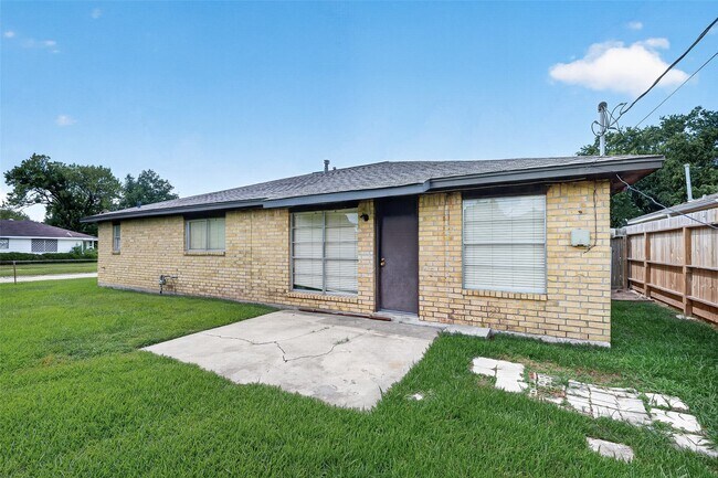 Building Photo - 3602 Cedarcrest Dr