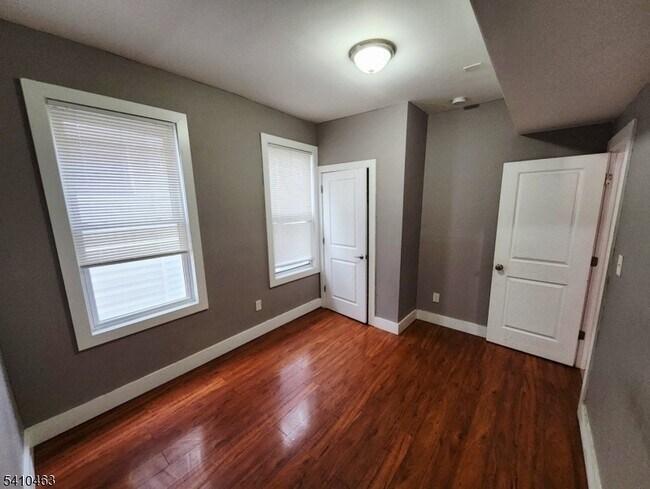 Building Photo - 146 Hollywood Ave