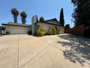 Building Photo - Beautifully Updated 3 Bedroom, 2 bath Rola...