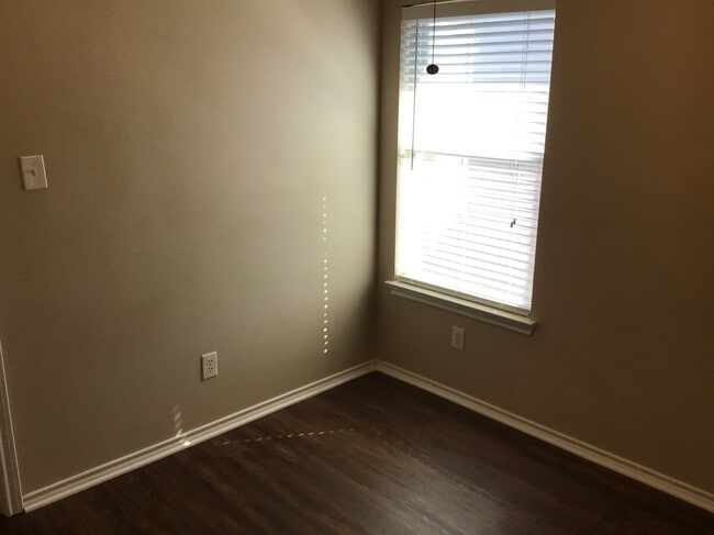 Building Photo - 6811 Shore Breeze Court