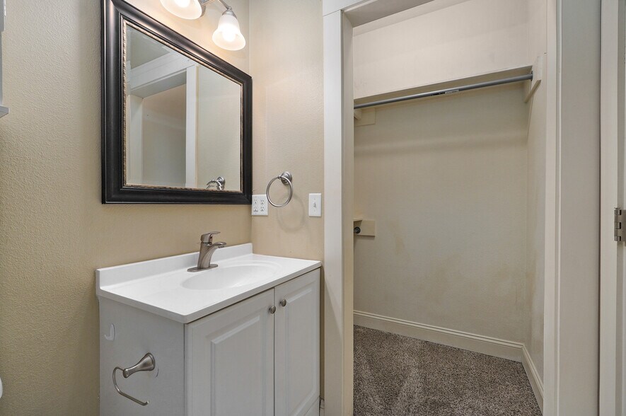 Building Photo - 1046 E Walnut St