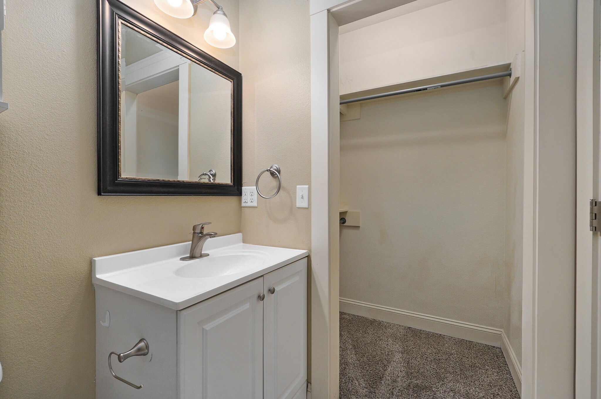 Building Photo - 1046 E Walnut St