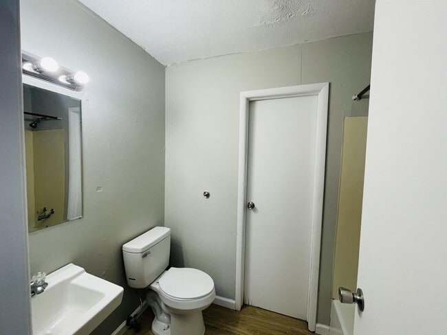 Building Photo - 1024 Plainview Dr