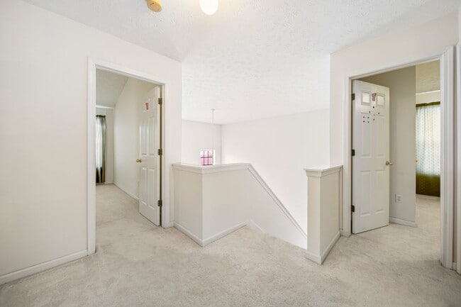 Building Photo - 740 Clairidge Ln SW