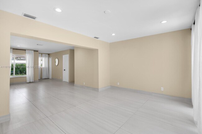 Building Photo - 1540 SE 23rd Ave