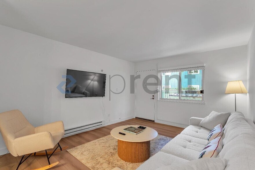 Building Photo - Unit 3