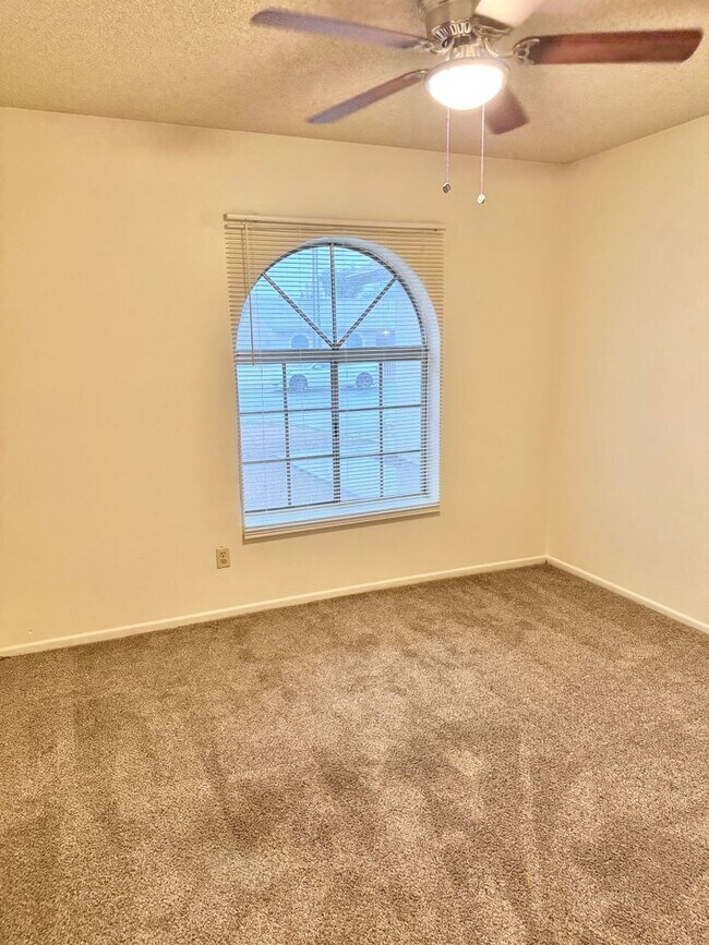 Building Photo - 3 Bedroom / 2 Bath Single Level Home In Gl...