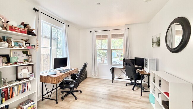 Building Photo - 563 Poets Square