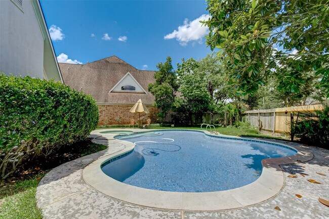 Building Photo - 2915 Monet Dr