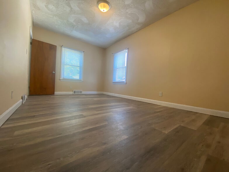 Building Photo - 1302 Riddle Ave