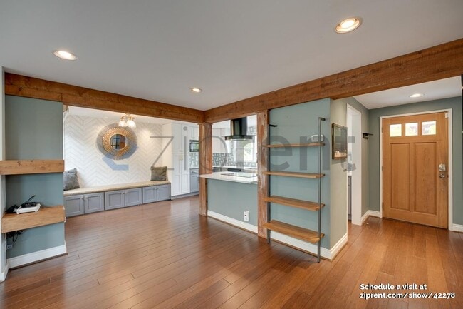 Building Photo - 4522 NE 54th St