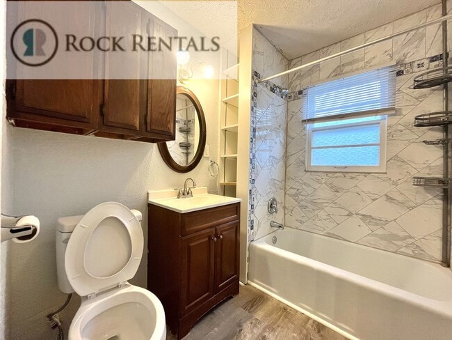 Building Photo - 3 Bedroom 1.5 Bath House in Great Neighborhood