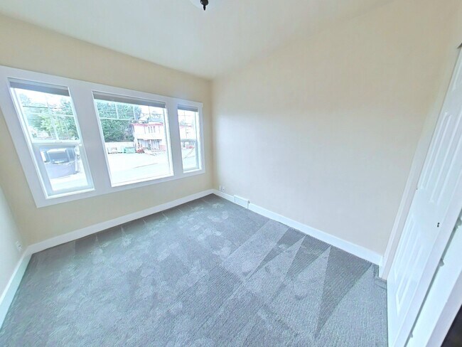 Building Photo - Adorable Apartment in Heart of Downtown Br...